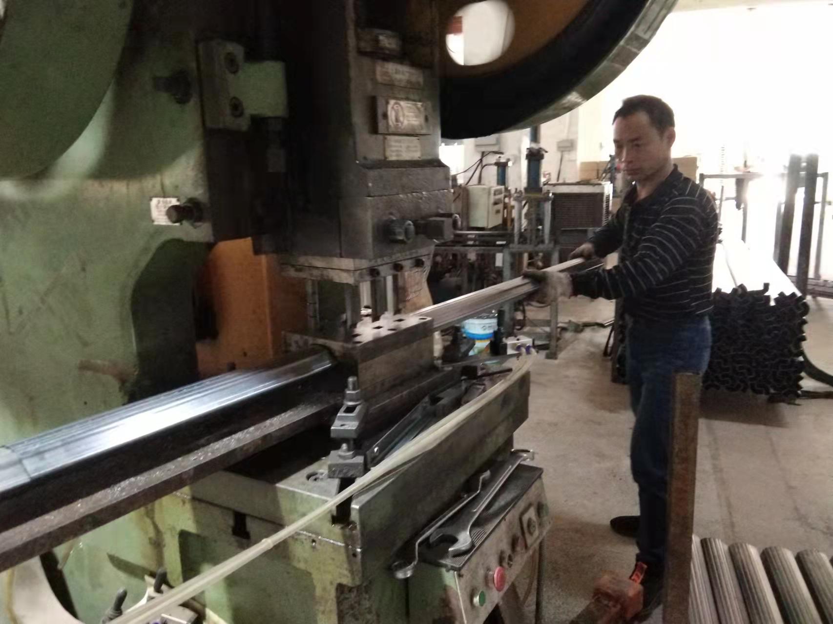 為什么選鐵床生產(chǎn)廠家要選振華家具？